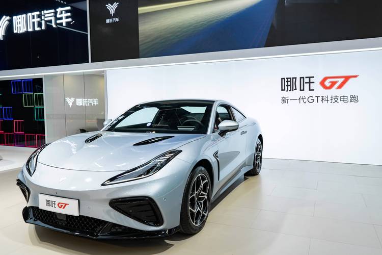 东莞343哪吒汽车在智能汽车领域的表现，领途汽车在新能源汽车市场中的影响力